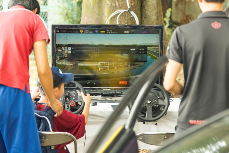 今日から君もレーサー！自動車部員とシミュレーション対決